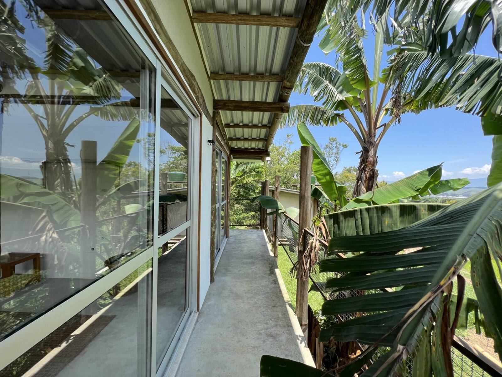 Varanda entre a natureza — Viveiro Porto Seguro